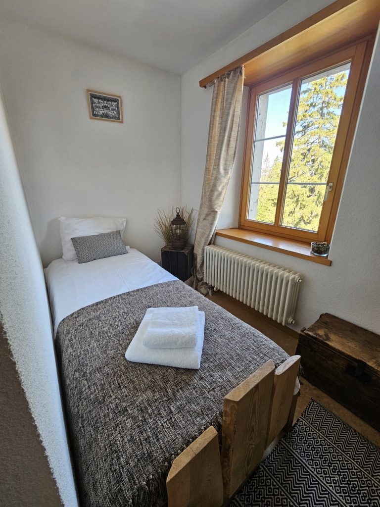 https://old.hotel-marchairuz.ch/wp-content/uploads/2023/06/ch-14-triple-768x1024.jpg